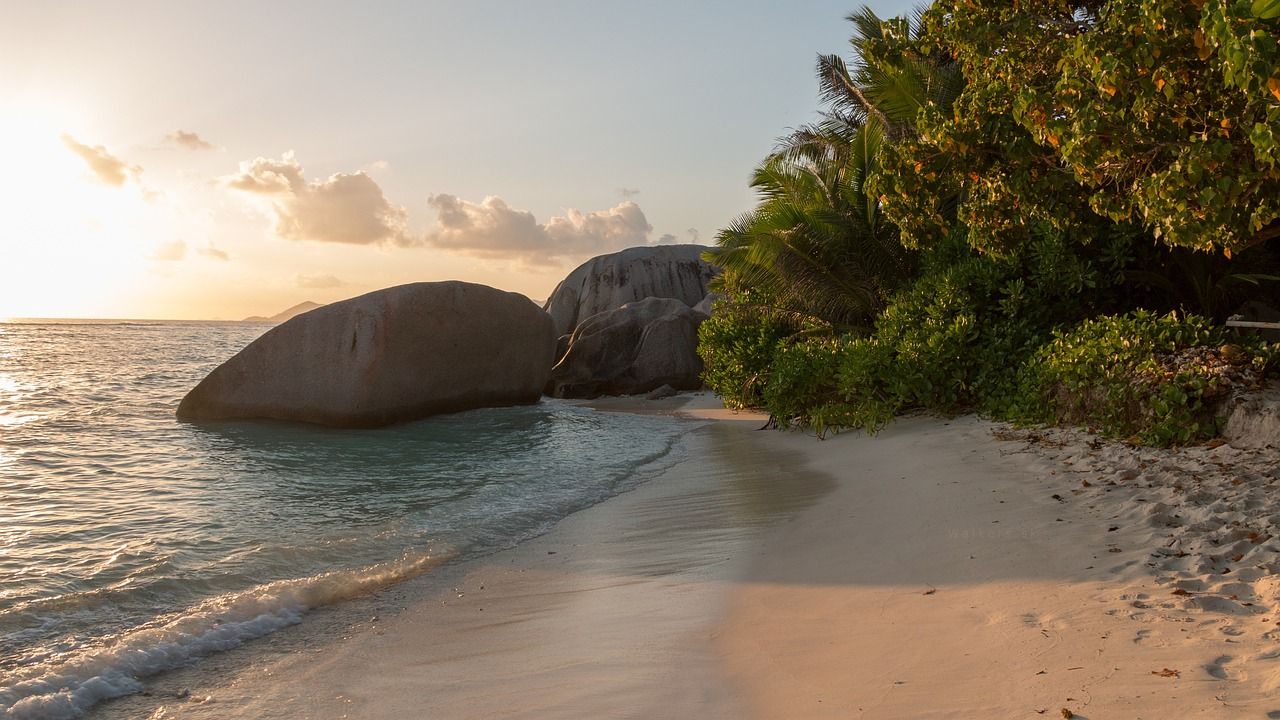 alójate en la playa en La Digue alojamiento en La Digue