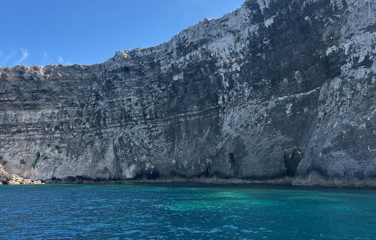 en barco a Gozo en el borde de los acantilados de Gozo