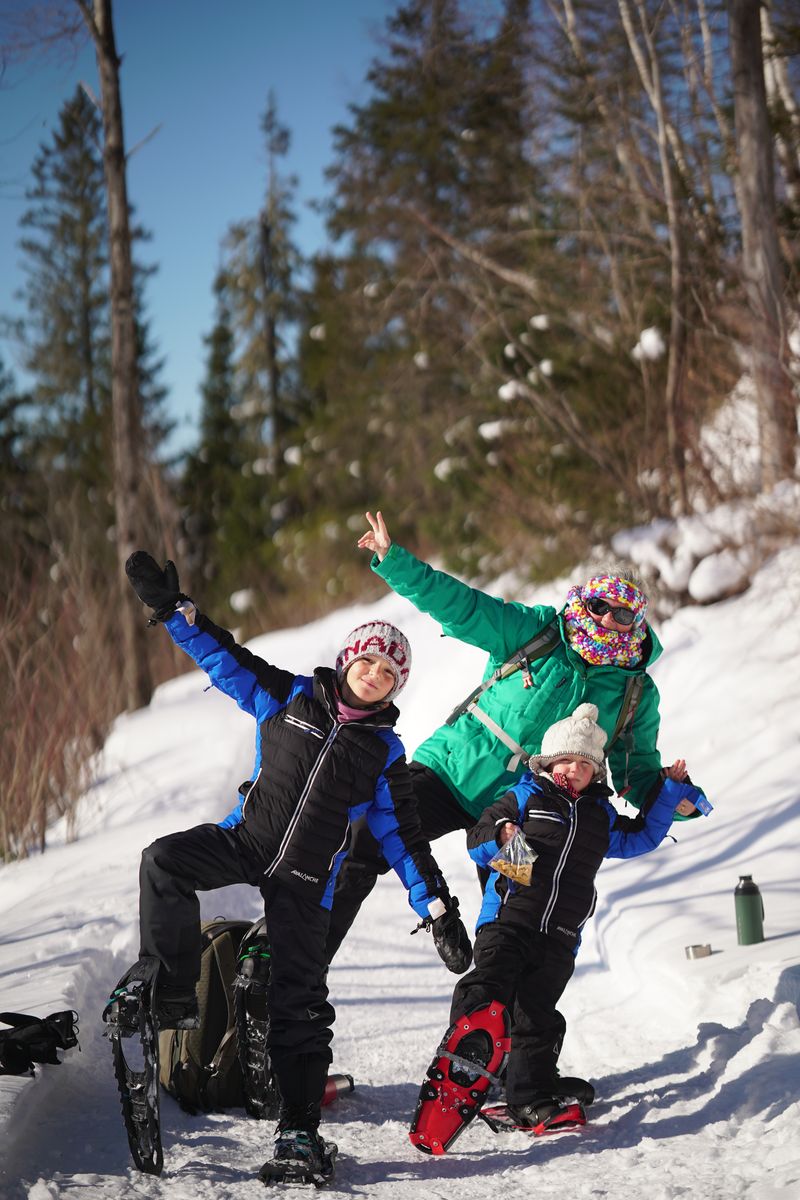 Familia haciendo raquetas de nieve familia haciendo raquetas de nieve