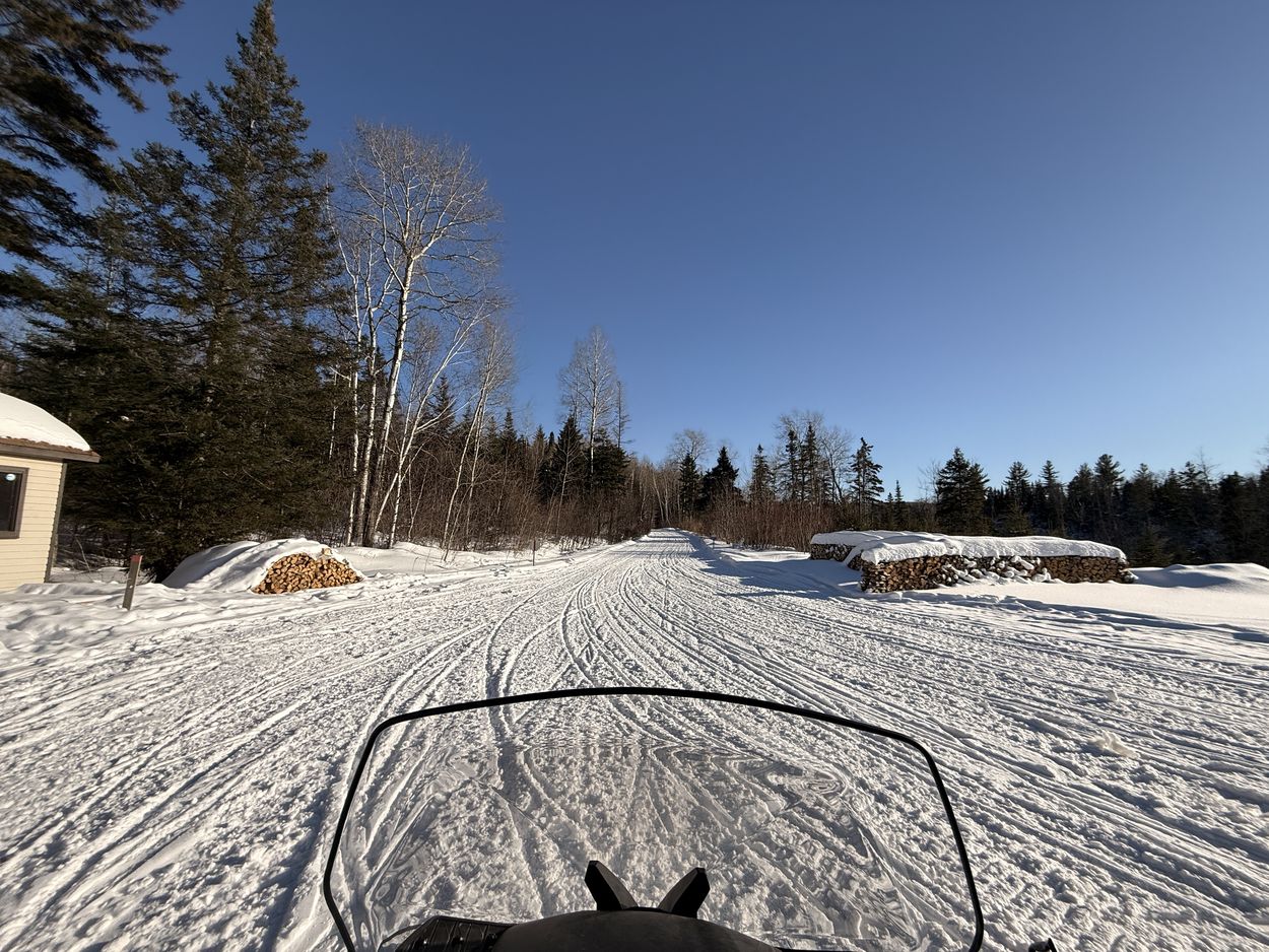 moto de nieve en Saguenay conduciendo una moto de nieve