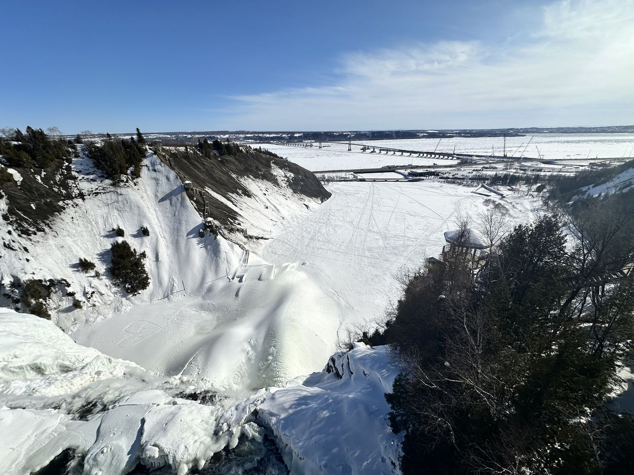 vista hacia el puente magníficos paisajes de las cataratas de Montmorency