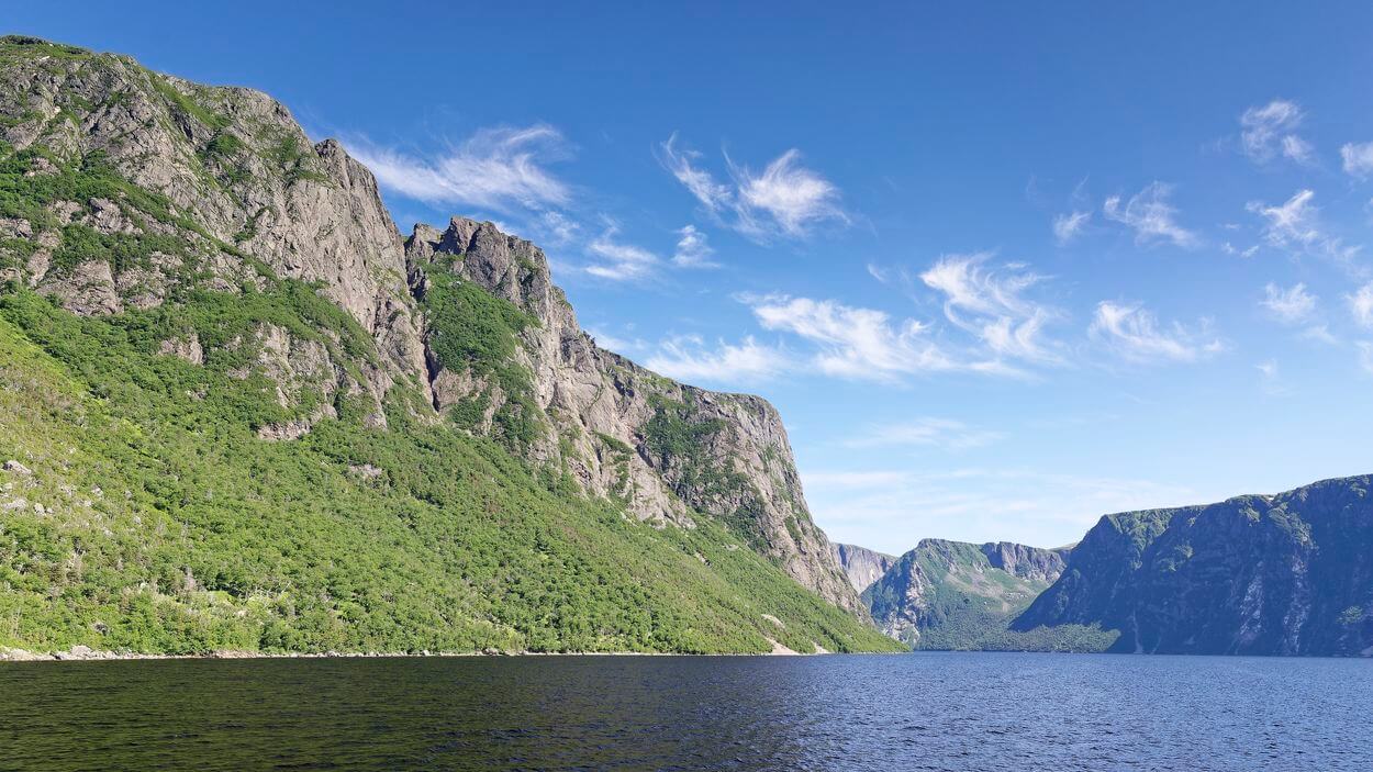 acantilado gros morne barco 2 acantilado en el Parque Nacional Gros Morne, barco