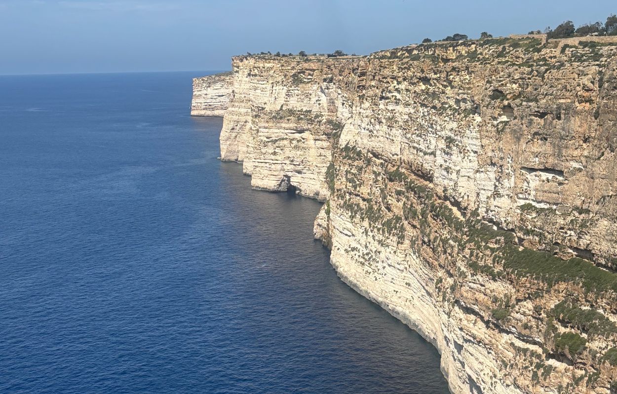 senderismo en los acantilados de Gozo senderismo a lo largo de la costa de Gozo