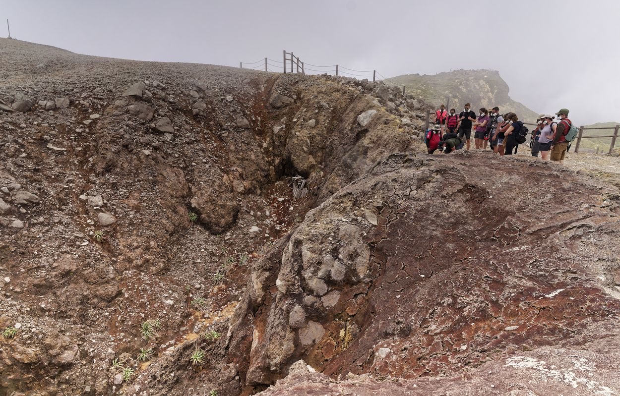 grupo en La Soufrière cráter de La Soufrière