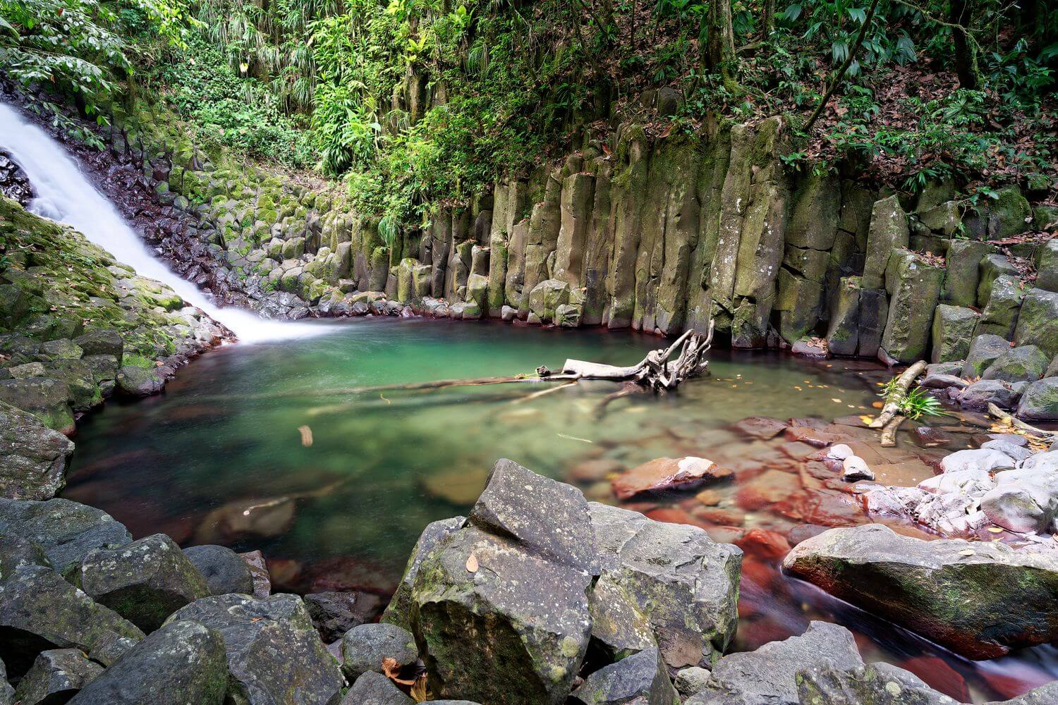 la cascada del paraíso superba cascada paradisíaca y columnas.