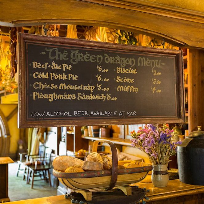 cerveza en Hobbiton bebiendo cerveza en Hobbiton, Nueva Zelanda