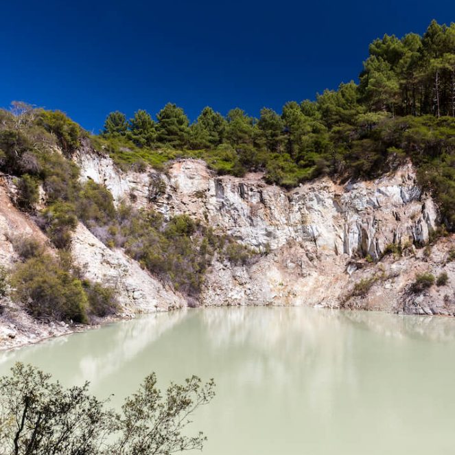 lago gris de Wai-O-Tapu paisaje de Wai-O-Tapu
