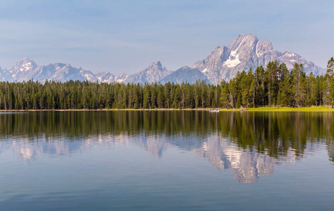 lago y montaña de Grand Teton paseo en barco por el lago en el Parque Nacional Grand Teton