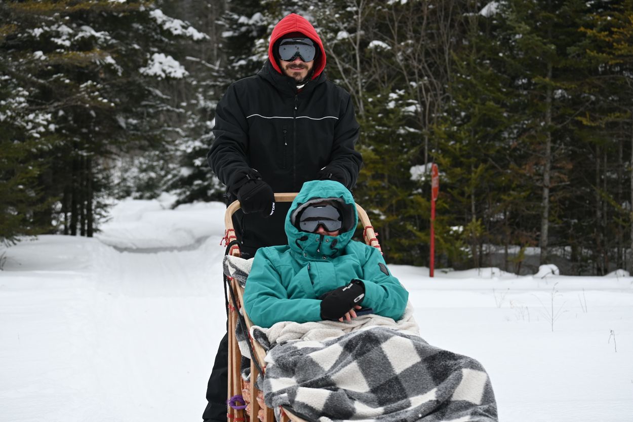 les deux pieds dehors con perros de trineo trineo tirado por perros en Quebec