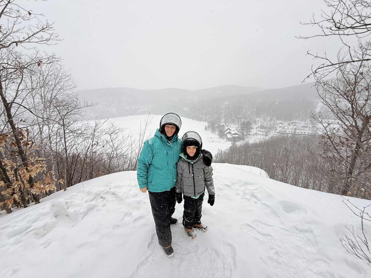 Louis y Melanie en la montaña sesión de fotos en una moto de nieve