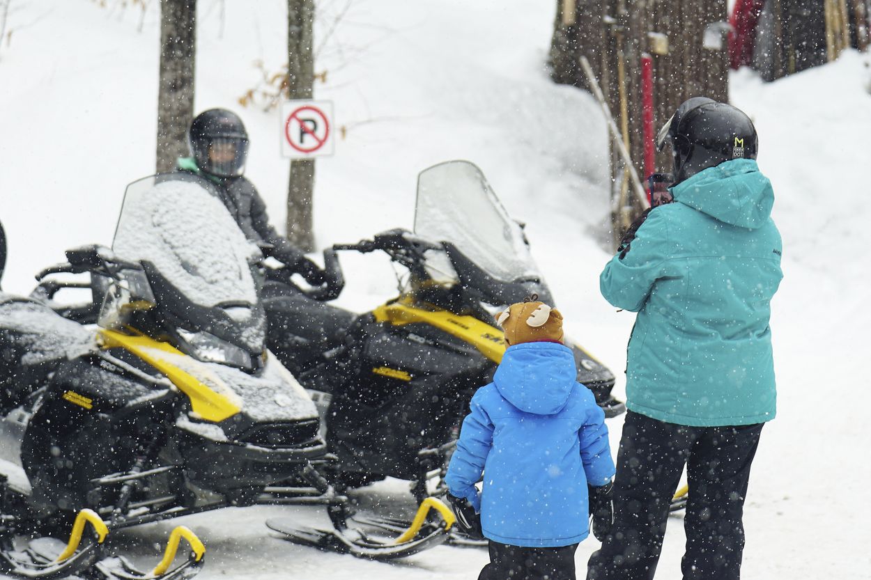Mélanie y Louis al inicio en una moto de nieve experiencia en moto de nieve
