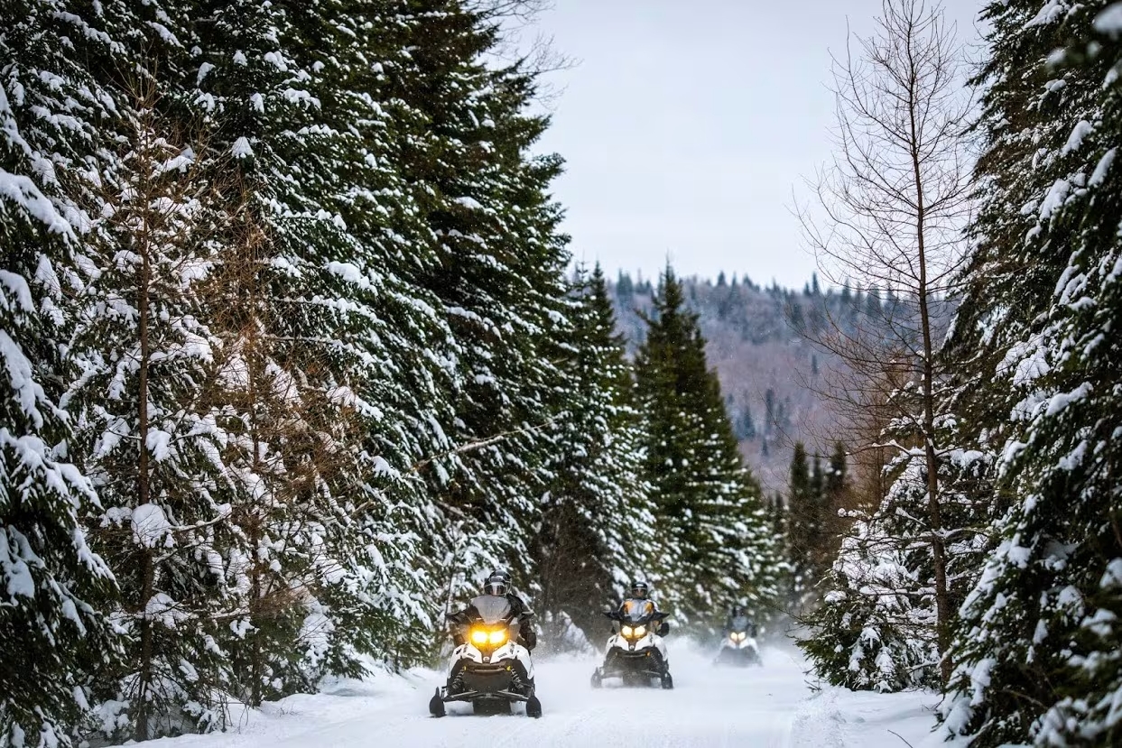 motonieve en las Laurentides motonieve en invierno en las Laurentides