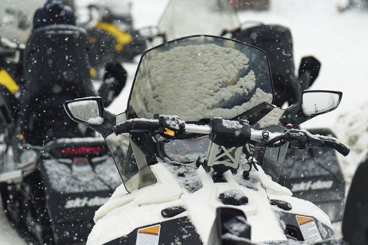 nieve y motos de nieve copo de nieve grande junto a una moto de nieve