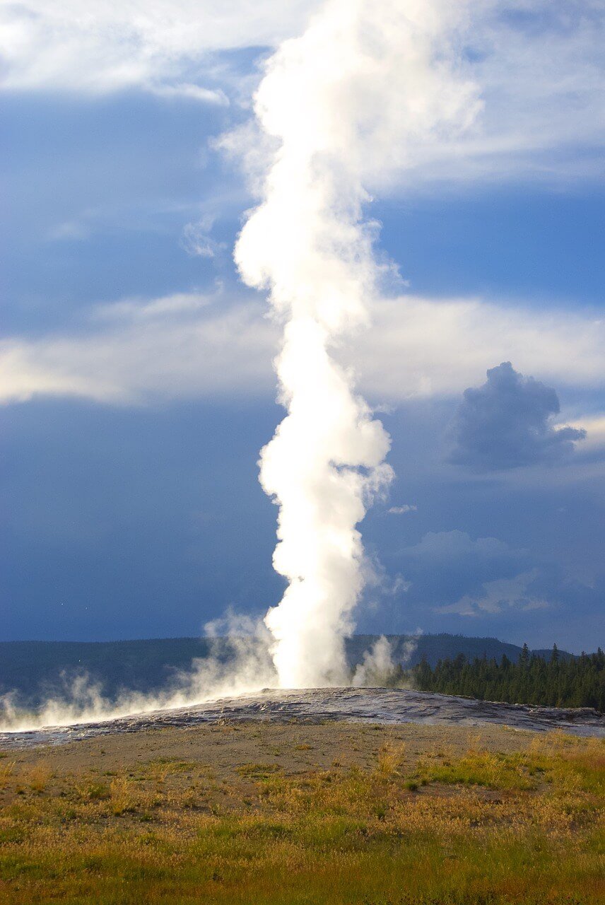 Old Faithful en el Parque Nacional de Yellowstone géiser en el Parque Nacional de Yellowstone
