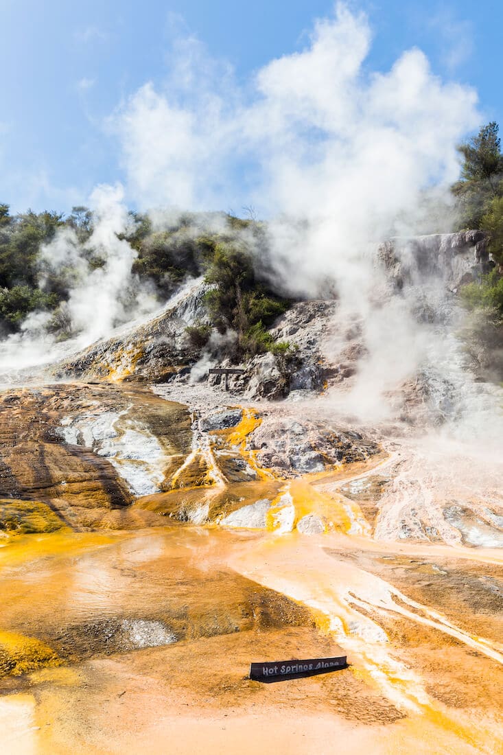 vacaciones en Orakei Korako color y géiser en Orakei Korako
