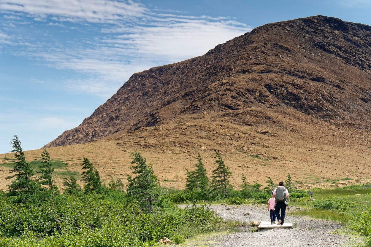 paisajes de las Tablelands de Gros Morne familia en las Tablelands de Gros Morne