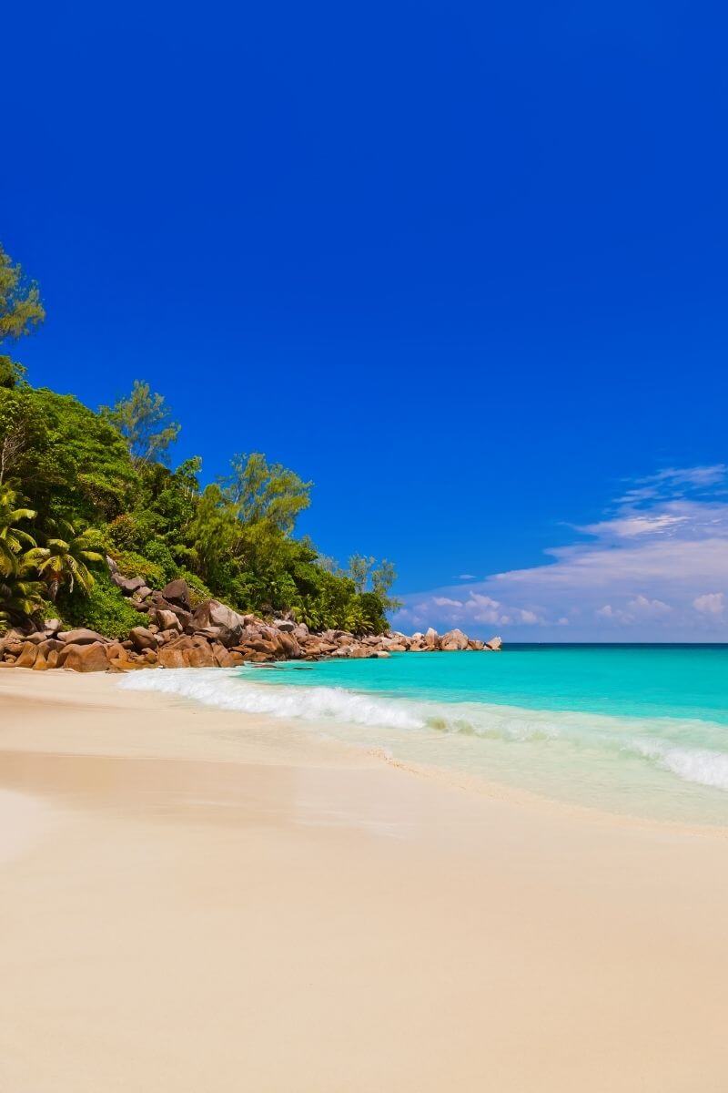 agua azul en la playa de Praslin playas de Praslin