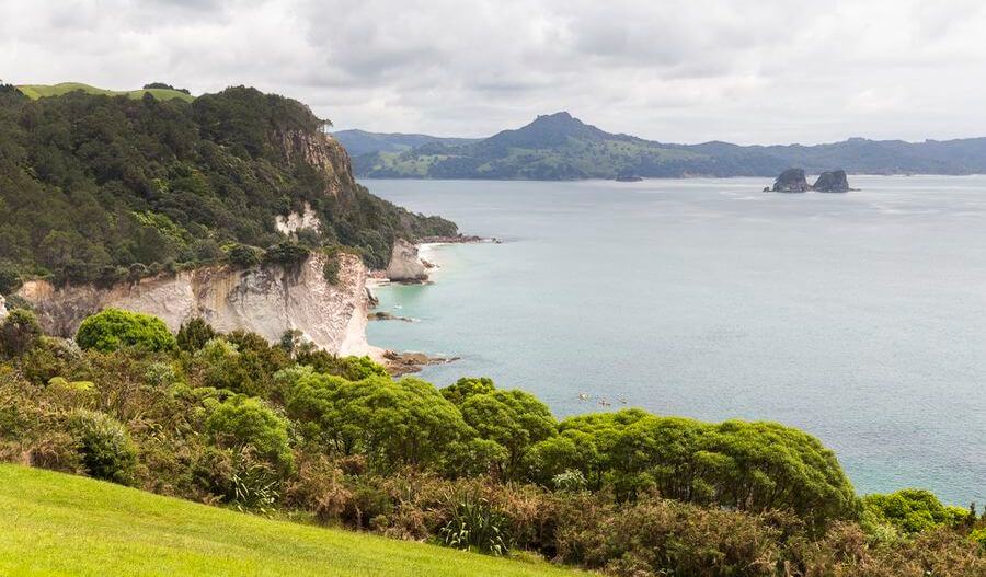 costa de la península de Coromandel paisaje de Cathedral Cove, península de Coromandel
