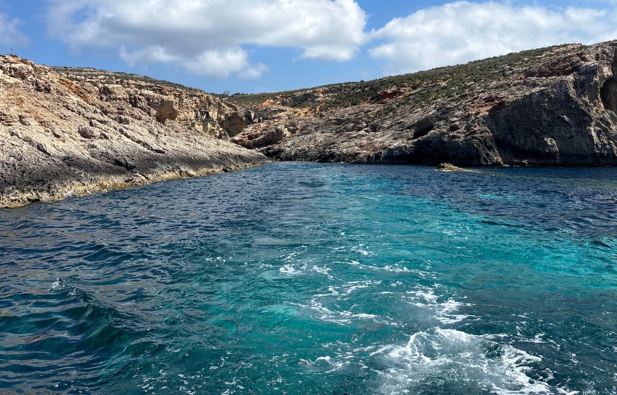 cerca de la Laguna Azul en Comino dar la vuelta a Comino en Malta