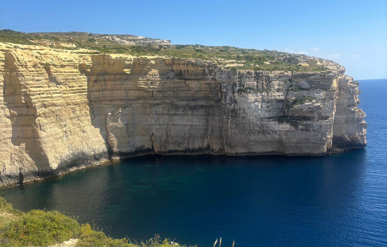 paseo costero en Gozo acantilados de Gozo, Malta