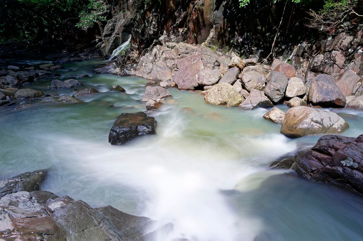 larga exposición en Saut Acomat cascada Acomat, Guadalupe