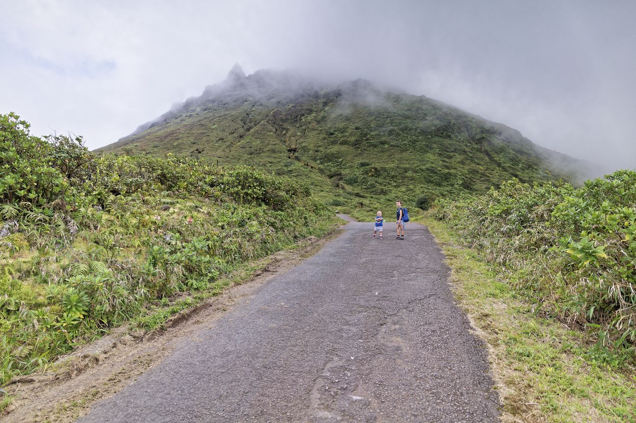 carretera desde La Savane des Mulets sendero de la Soufrière