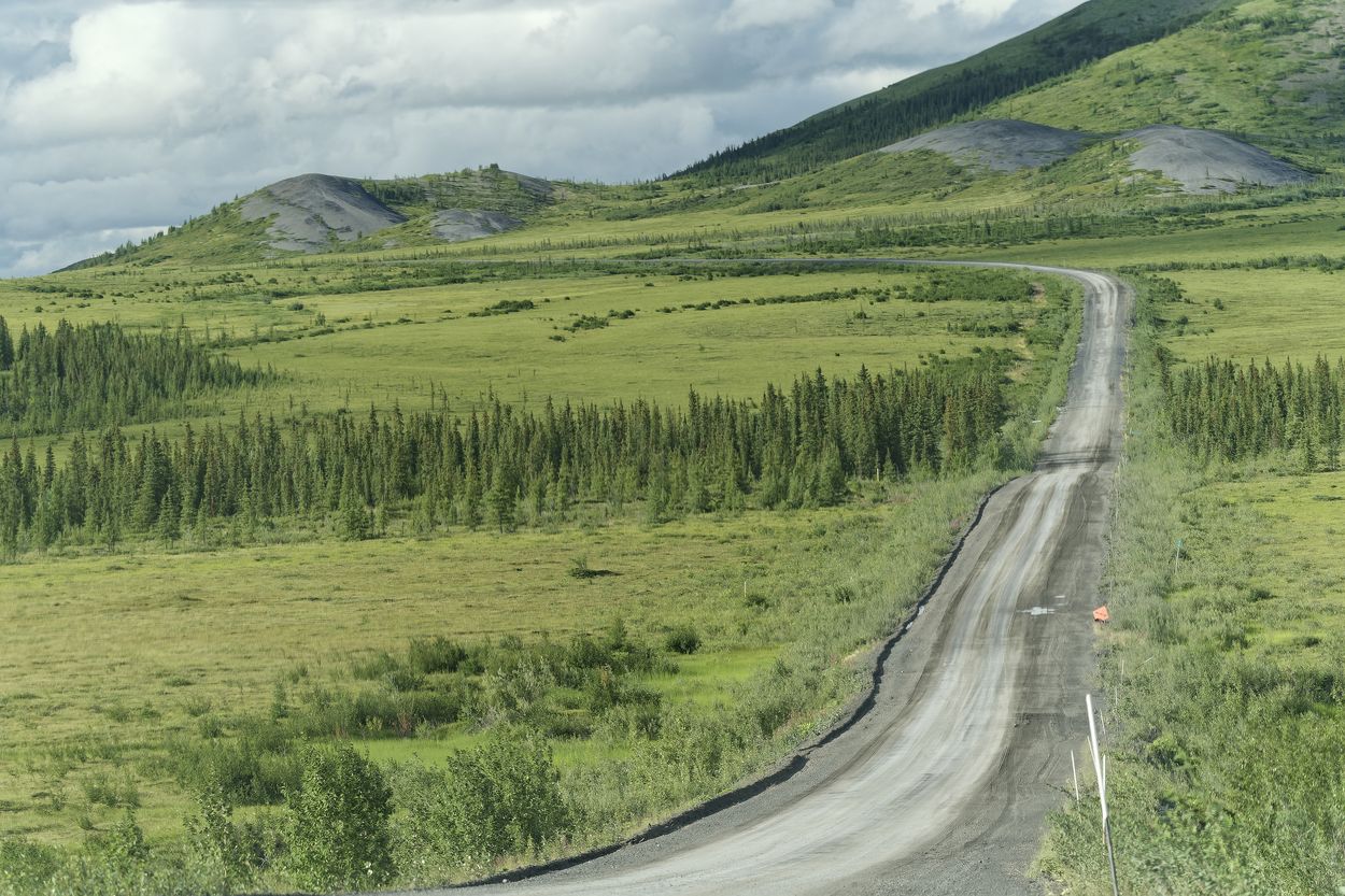 carretera y barro carretera de tierra de la autopista Dempster