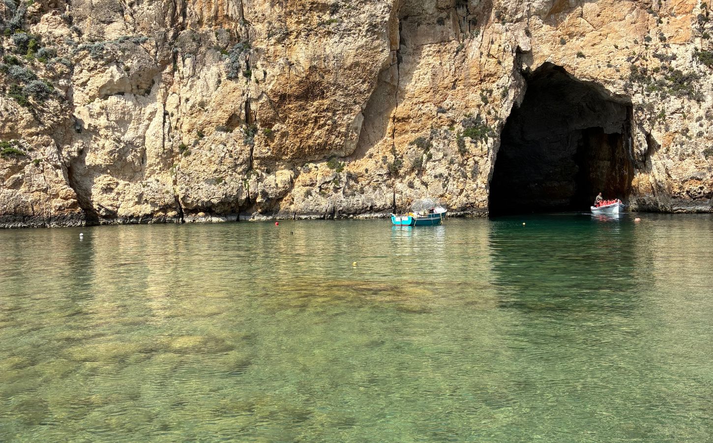 snorkel en la bahía de Dwejra hacer snorkel en Gozo