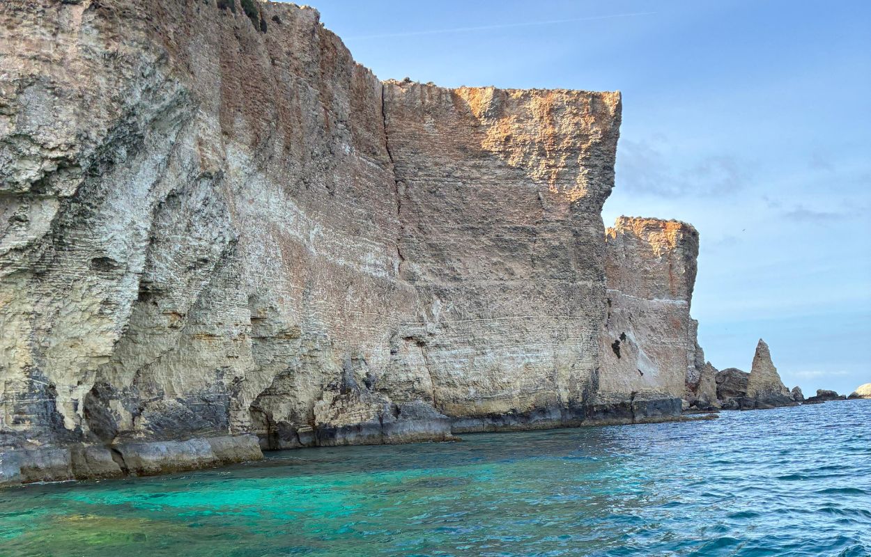 excursión en barco a Comino y Gozo excursión en barco por los acantilados de Malta
