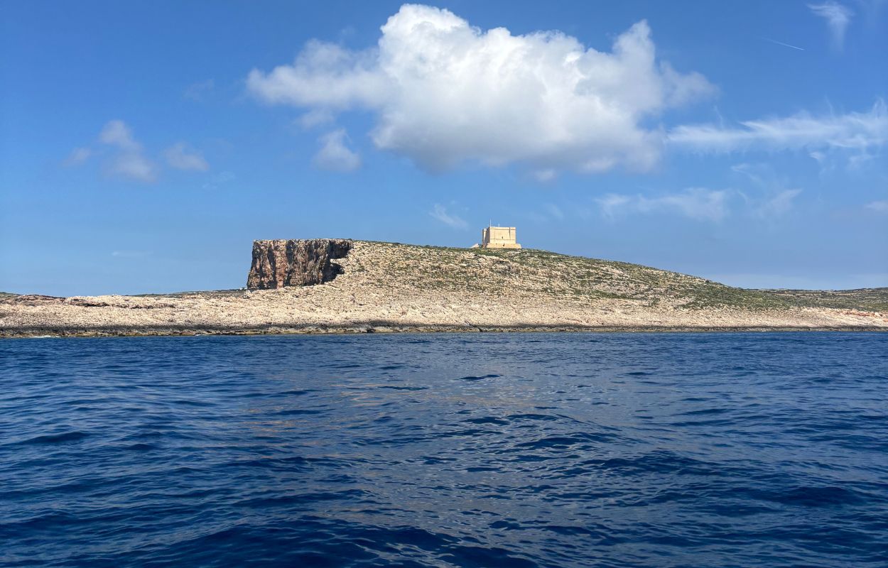 excursión en barco a Comino torre de Santa María, Comino