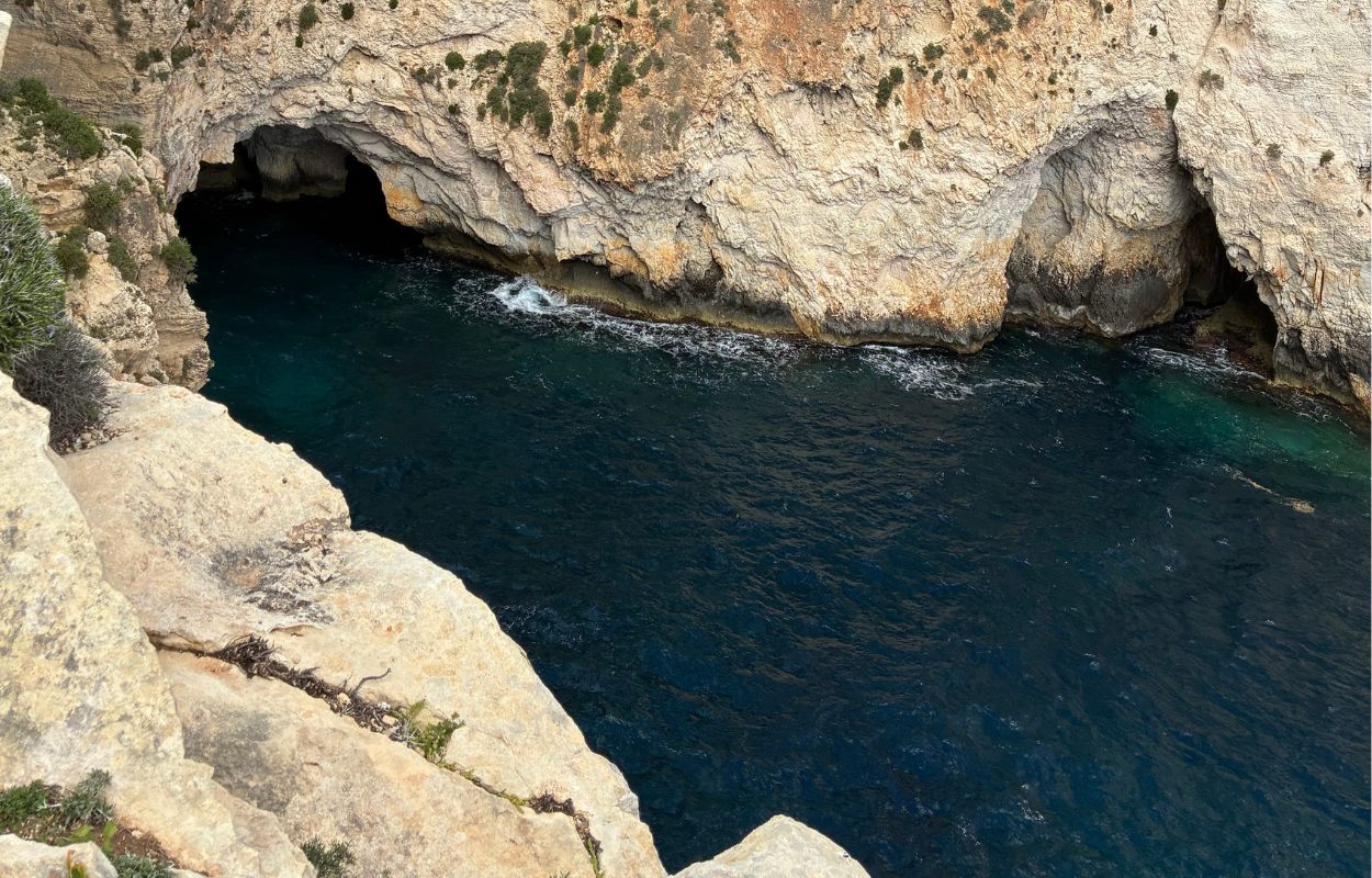 visita Comino, archipiélago maltés cuevas de Comino