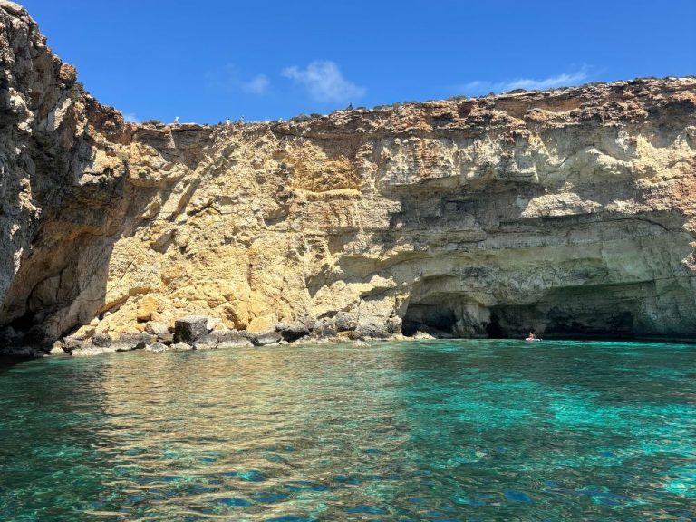 visita la isla de Comino en Malta laguna de cristal en Comino