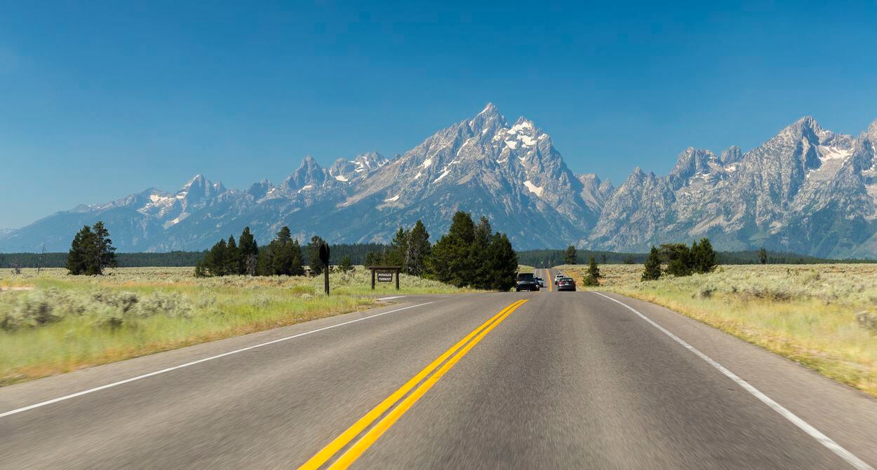 carretera en el Parque Nacional Grand Teton carretera dentro del Parque Nacional Grand Teton