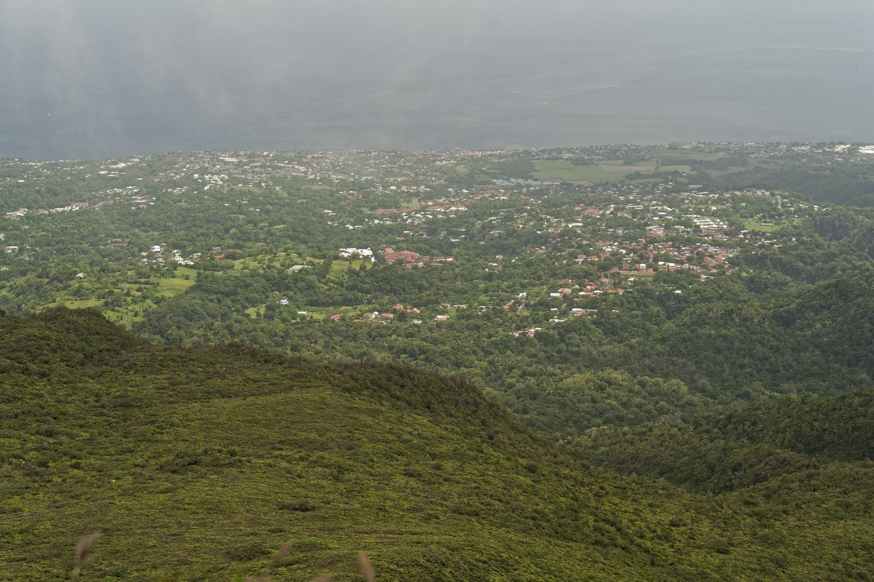 Vista hacia abajo de la Soufrière Saint Claude desde la Soufrière