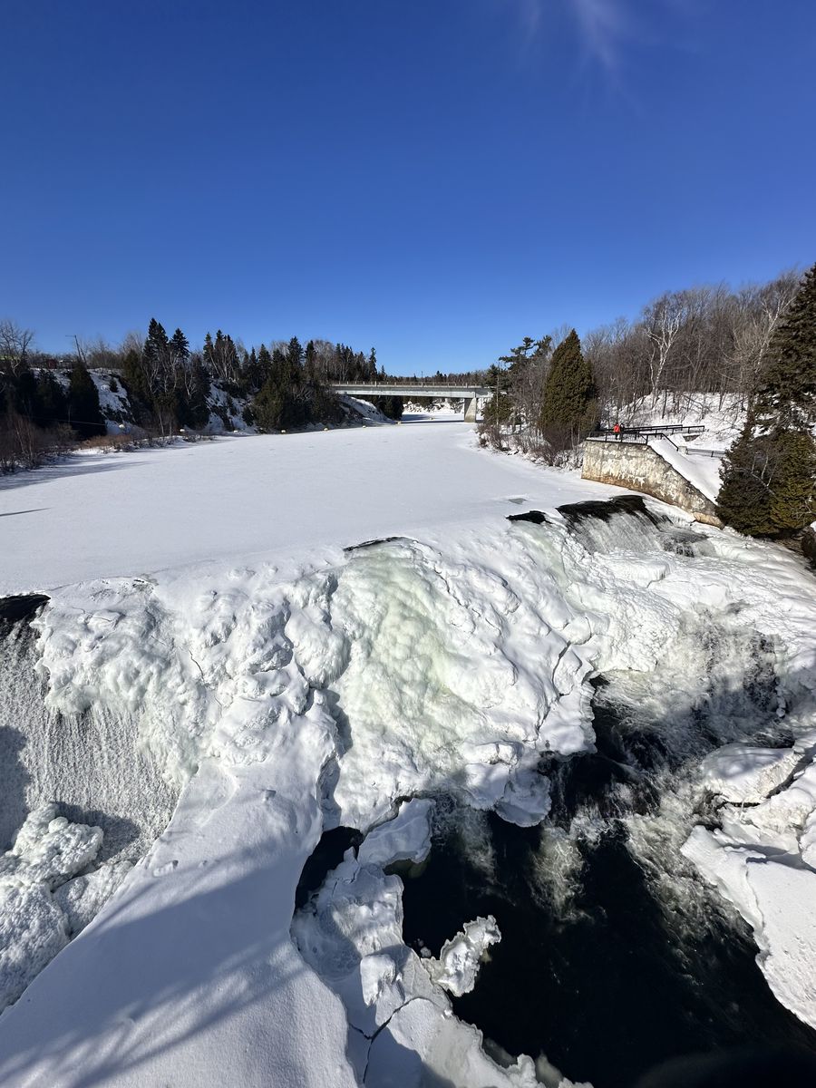 glace et neige à la chutes vue depuis la chute