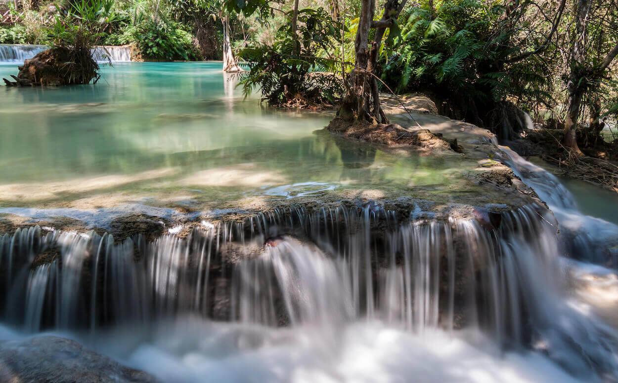 Langzeitbelichtung an einem Fluss Langzeitbelichtung in der Fotografie aufnehmen