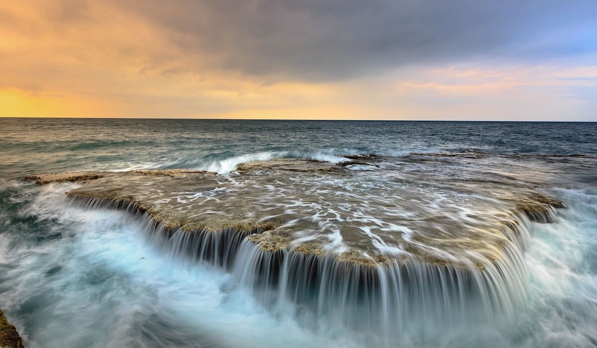 Foto eines Wasserfalls zur goldenen Stunde Wasserfallfotografie zur goldenen Stunde