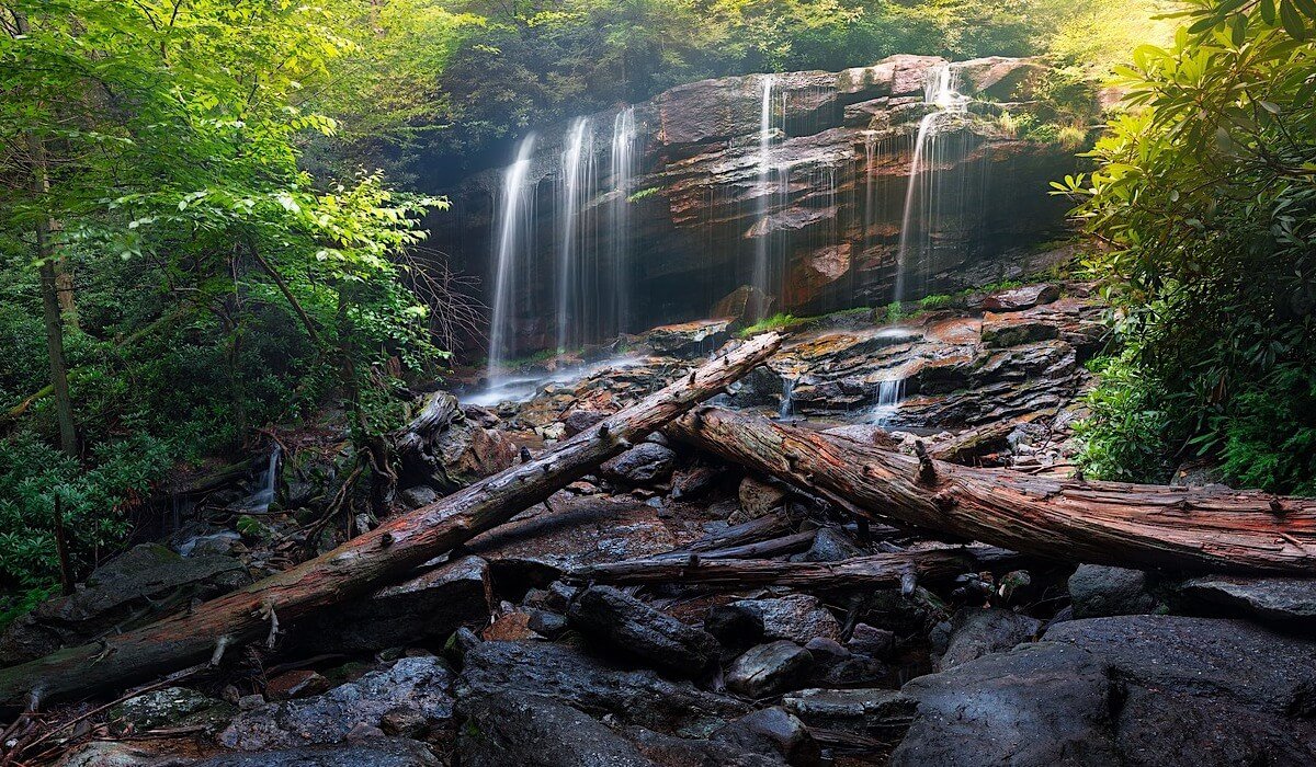 Foto eines Wasserfalls im Unterholz Fotografie eines Wasserfalls im Unterholz