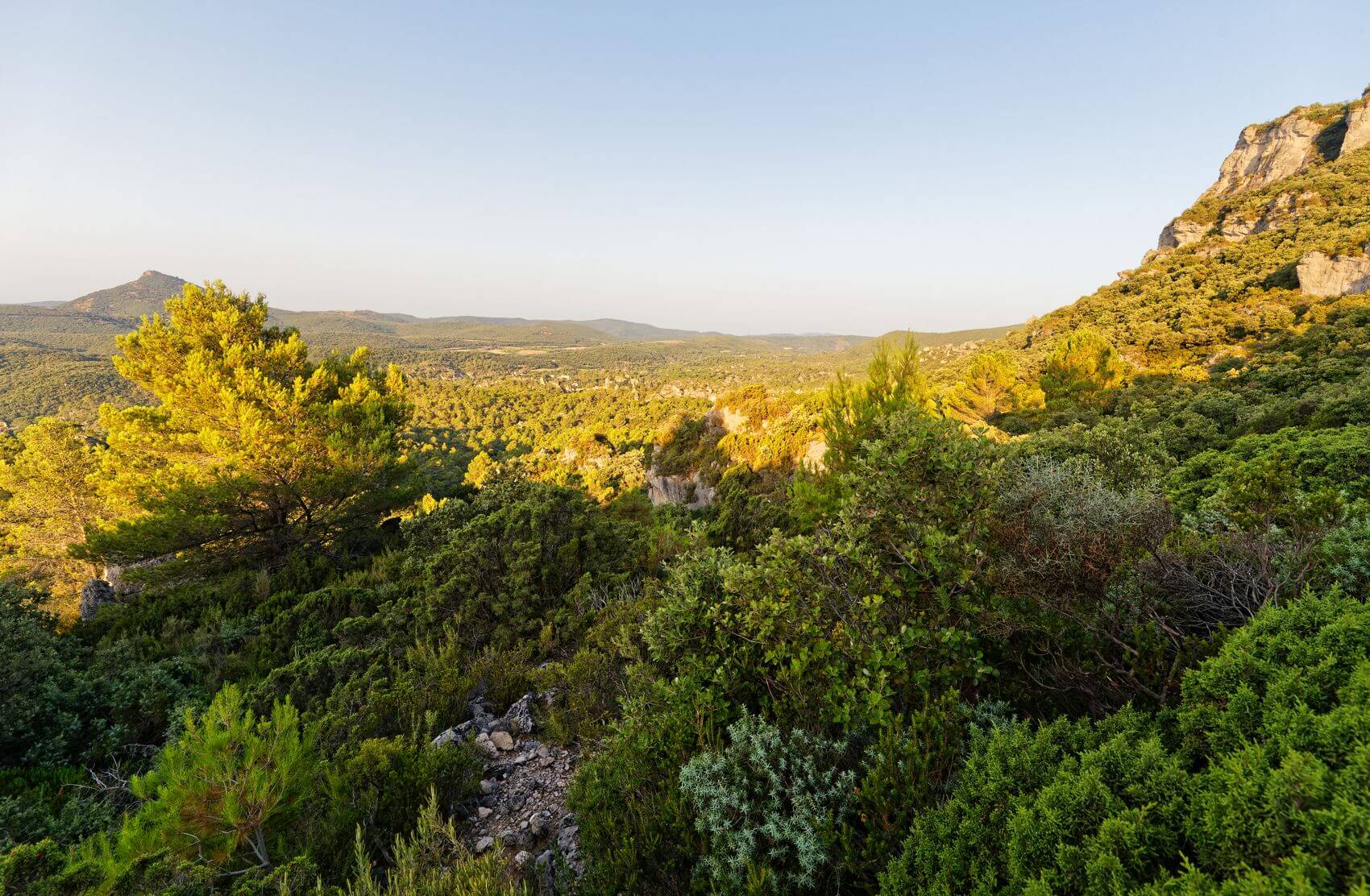 Aussicht nahe dem Gipfel des Mont Liausson Blick auf Vissous vom Aussichtspunkt Mourèze