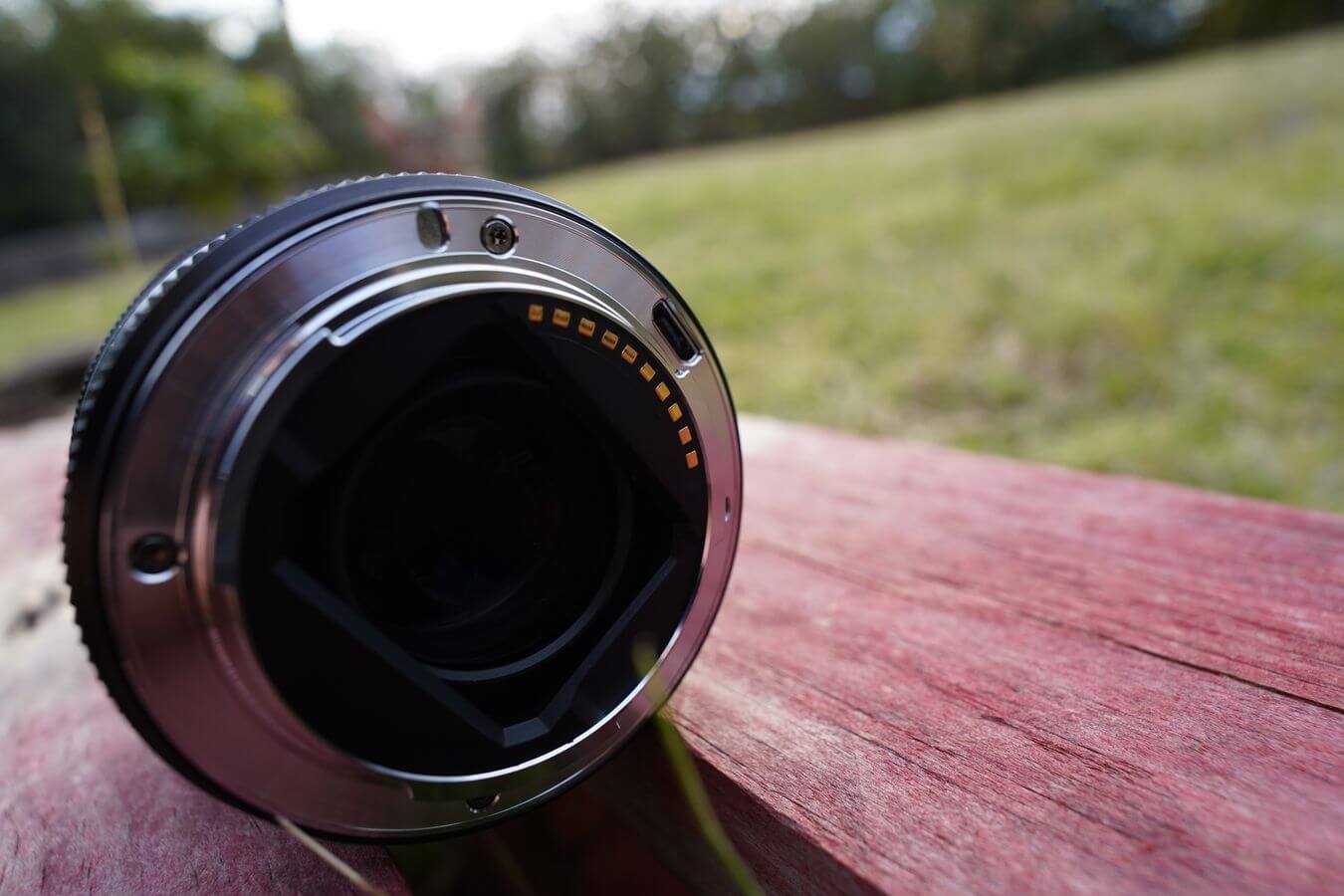 Parte trasera del Viltrox 56mm f1.4 STM con USB USB y EXIF del Viltrox 56mm