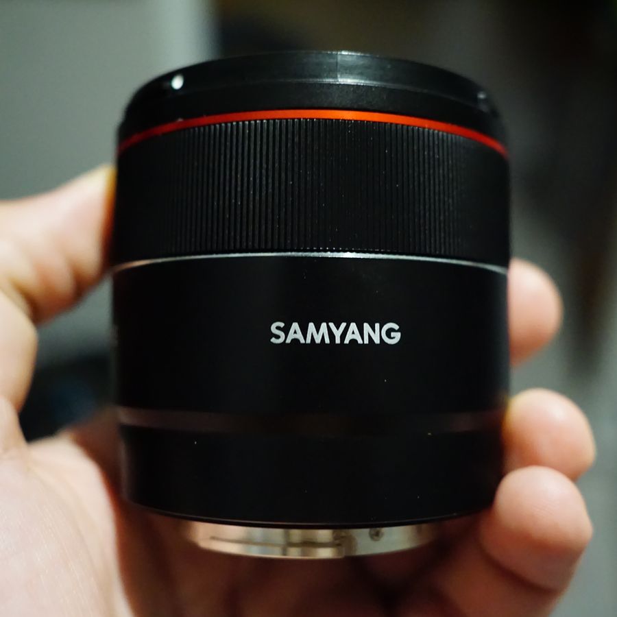Tamaño del Samyang AF 35mm f:1.8 FE Tamaño del Samyang AF 35mm f:1.8 FE en mi mano