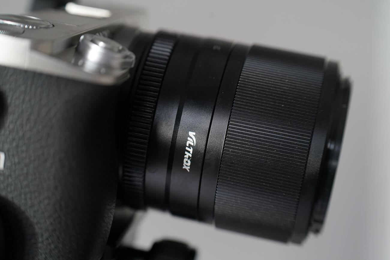 toma lateral del Viltrox 56mm f/1.4 STM anillo de enfoque del Viltrox 56mm f/1.4 STM
