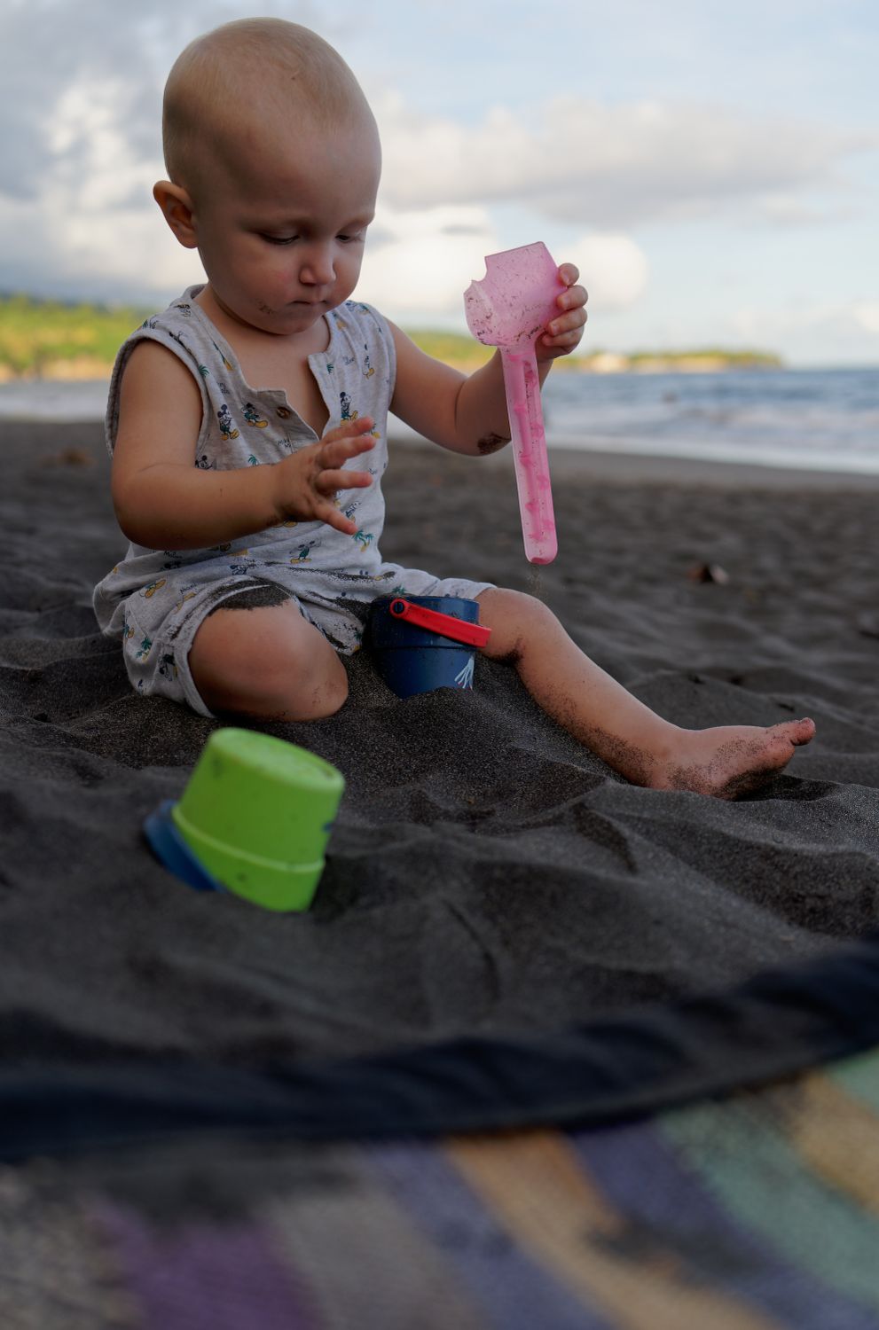 mi hijo con el Samyang AF 35mm f:1.8 FE ejemplo de imagen del Rokinon AF 35mm f/1.8 FE