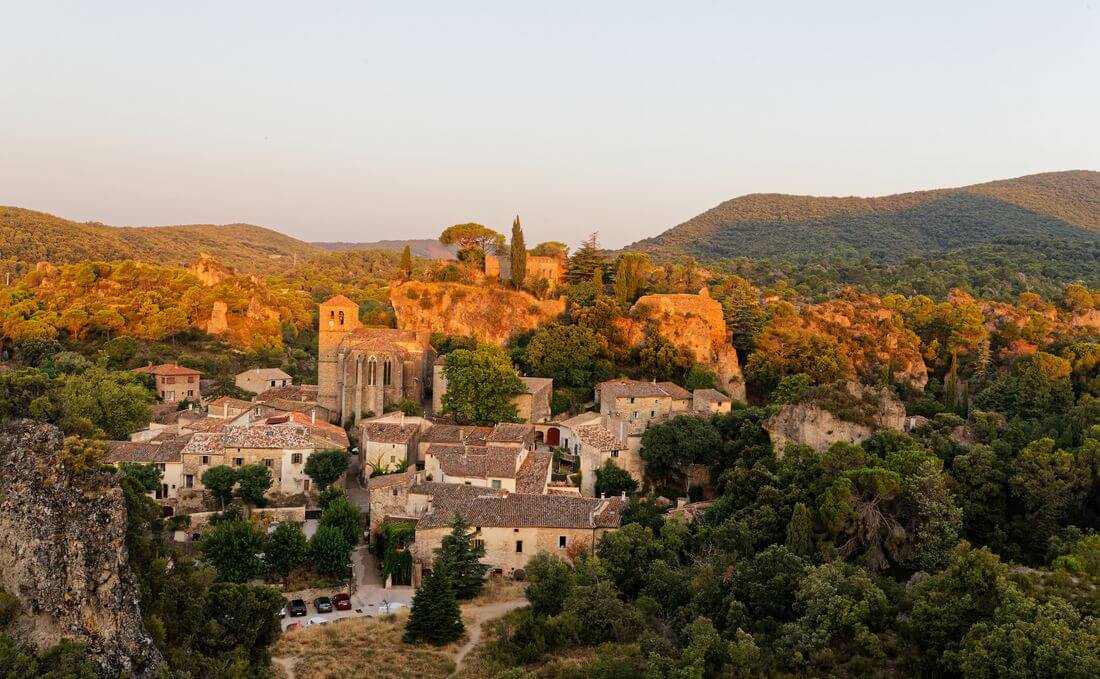 el pueblo de Mourèze el pueblo de Mourèze