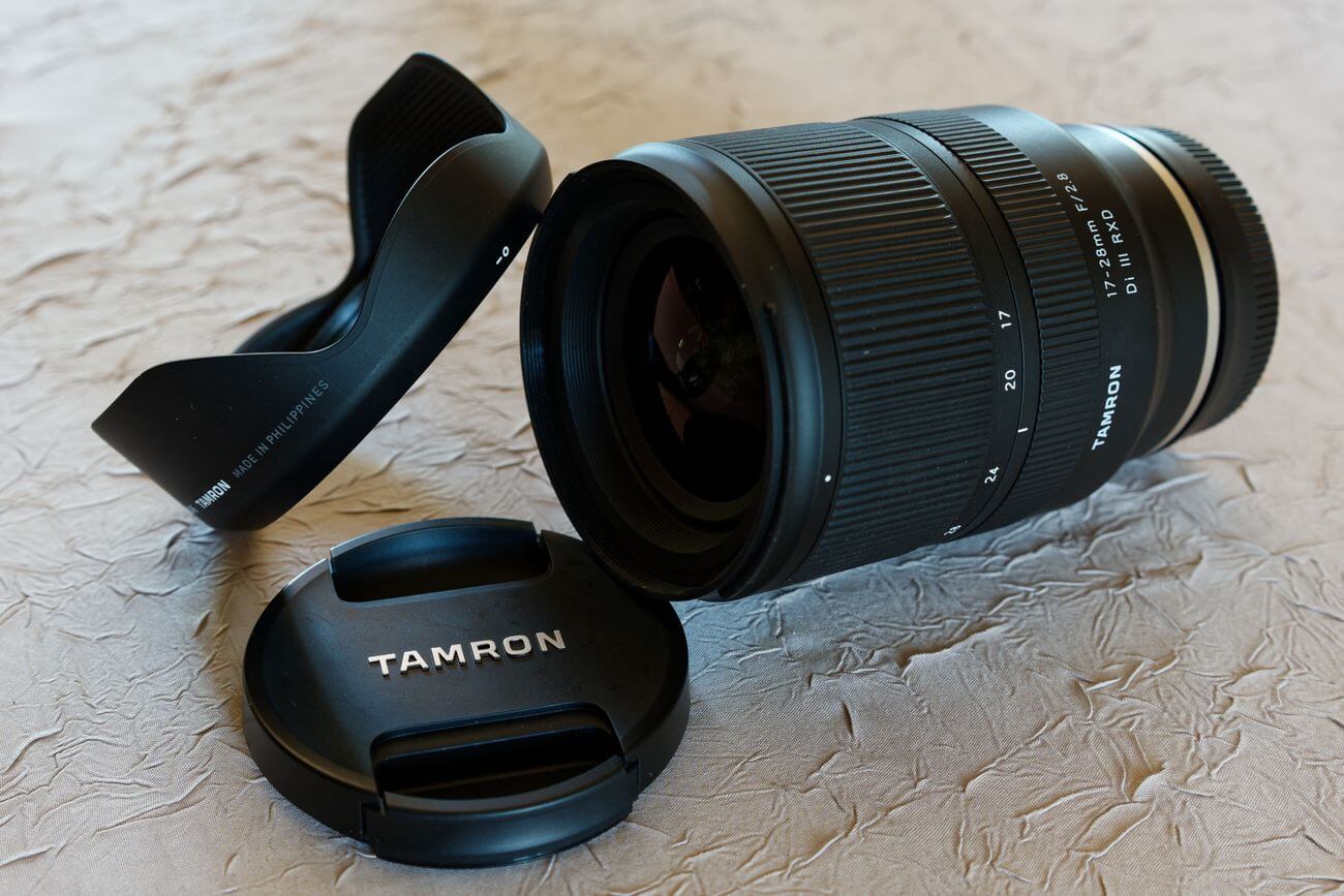 objetivo Tamron 17-28 mm f:2.8 Di III RXD completo Parasol y tapa del objetivo Tamron 17-28 mm f/2.8 Di III RXD