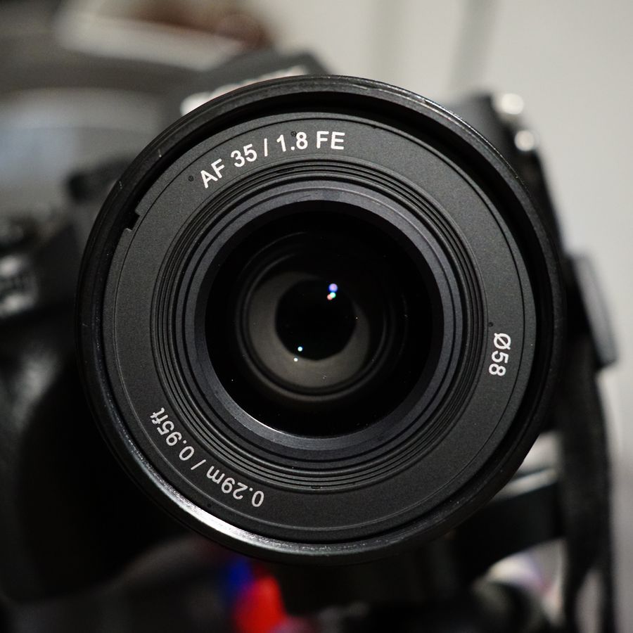 lente frontal Samyang AF 35mm f:1.8 FE lente frontal Rokinon 35mm f/1.8
