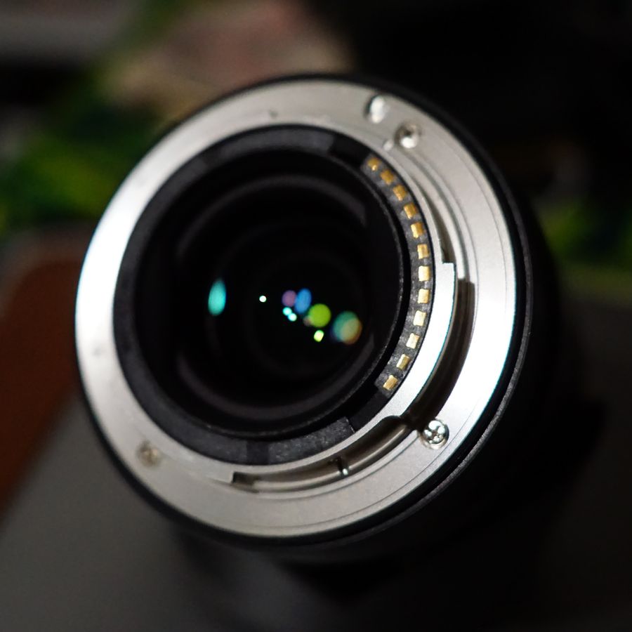parte trasera del objetivo Samyang 35mm f/1.8 parte trasera del Rokinon 35mm f/1.8