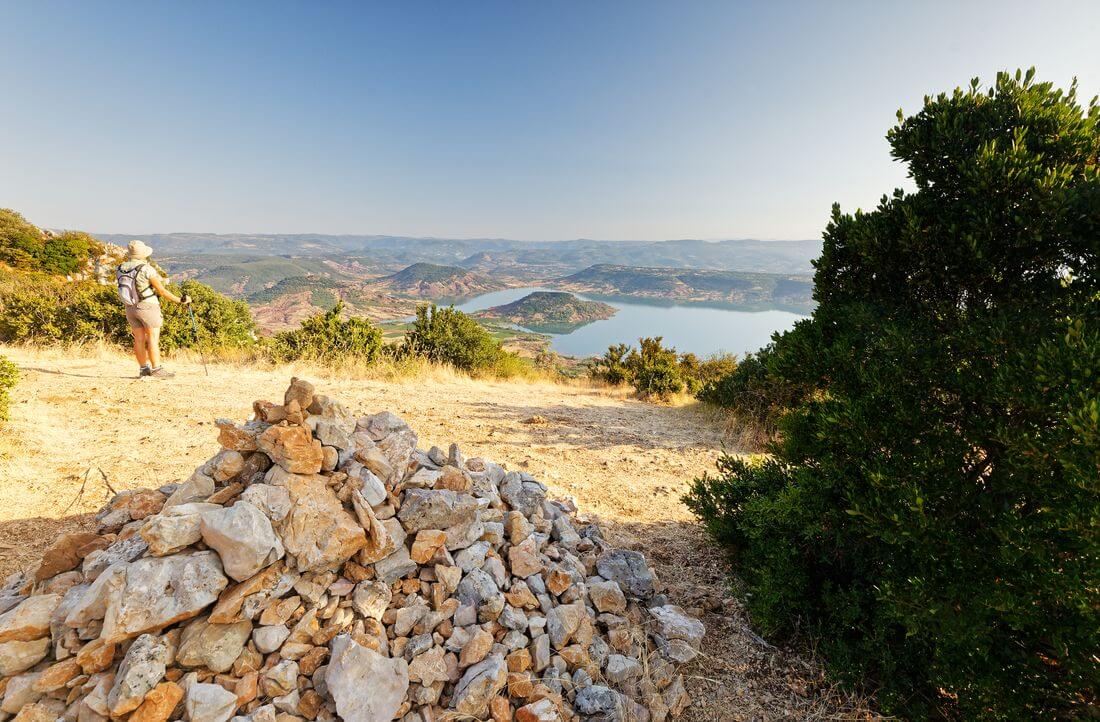 Mourèze monte Liausson lago Salagou visto desde el monte Liausson