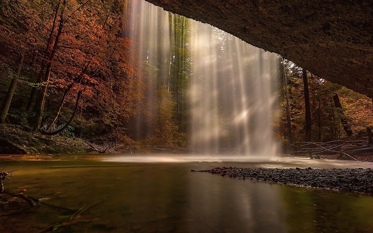 foto de una cascada con un ángulo original ángulo original de una foto de una cascada