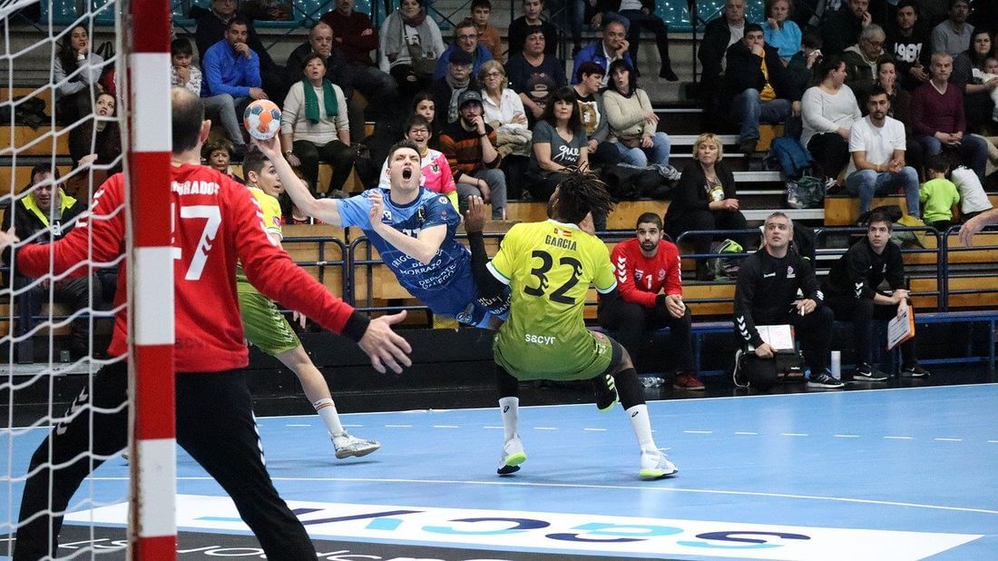fotografía deportiva en interiores con sujeto en movimiento fotografía deportiva en condiciones de poca luz